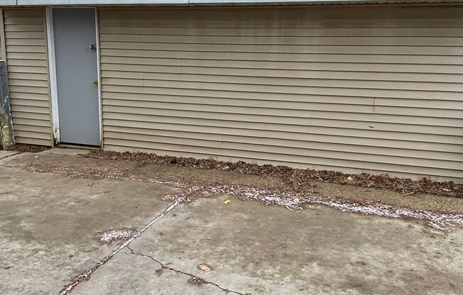 4BR SINGLE FAMILY HOME, GREAT LOCATION, YARD, PARKING, BASEMENT