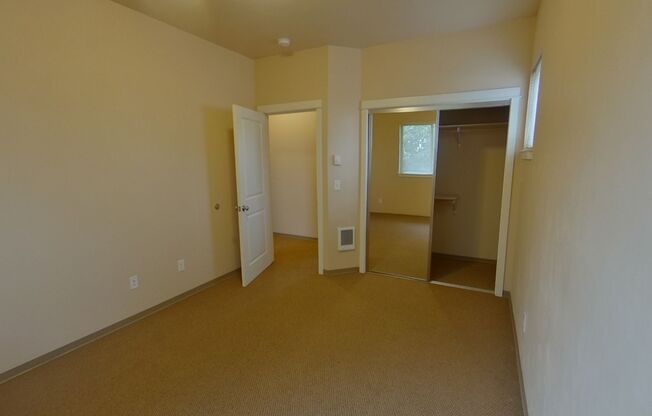 3 beds, 2.5 baths, $2,400, Unit 7