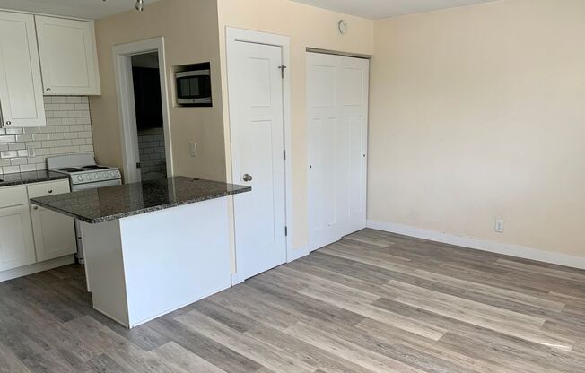 Studio, 1 bath, $725, Unit 14