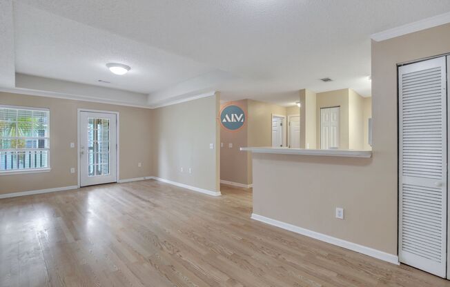 Beautiful Top Floor Villa in the Charming Woodbridge Neighborhood! Call Today!