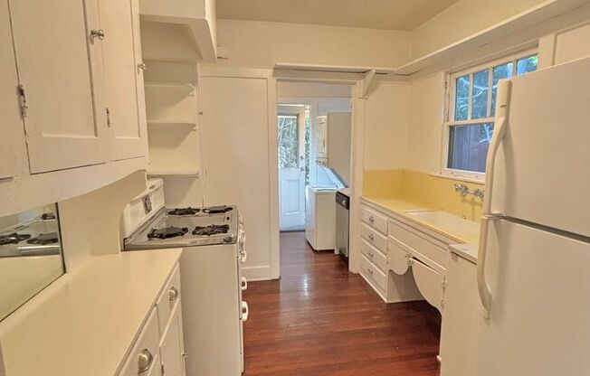 1 bed, 1 bath, $3,950, Unit 4300 Melbourne Ave