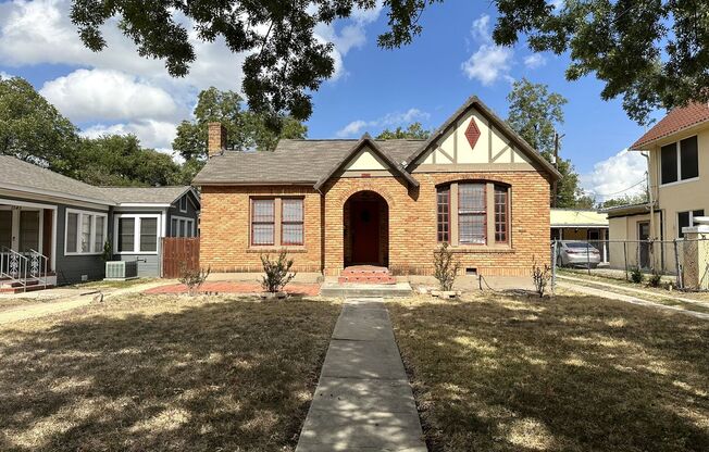 HISTORIC 2-BEDROOM HOME NEAR WOODLAWN LAKE