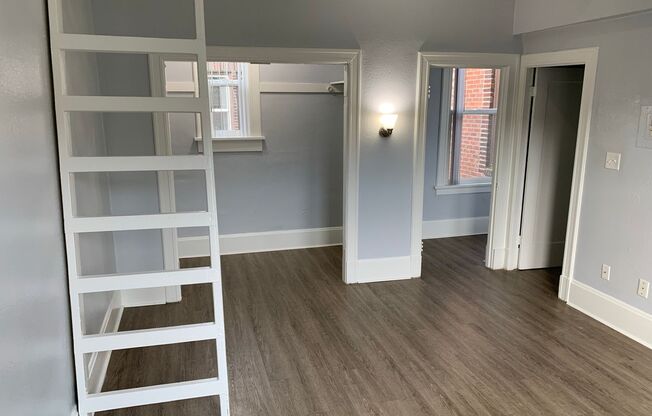 Studio, 1 bath, 240 sqft, $1,300, Unit 303