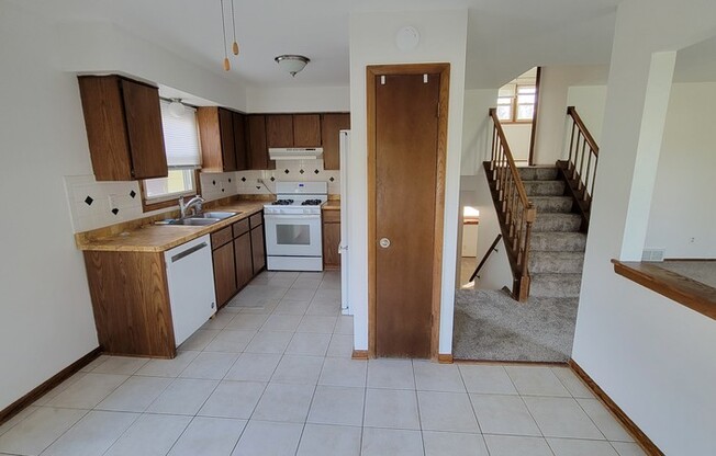 8233 IMPERIAL DR
