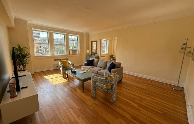 2 beds, 2 baths, 1,303 sqft, $3,000, Unit New King Edward  607