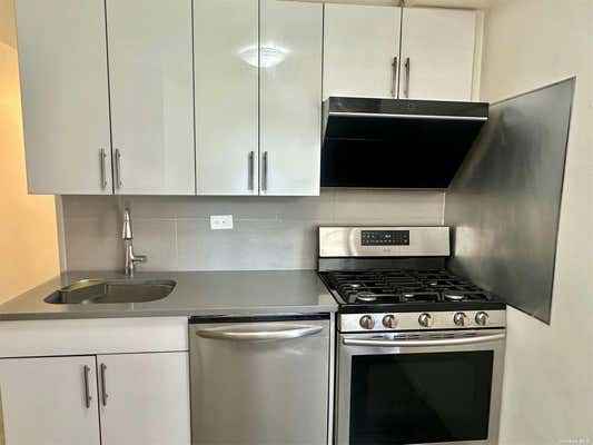 2 beds, 1 bath, $2,700, Unit B201