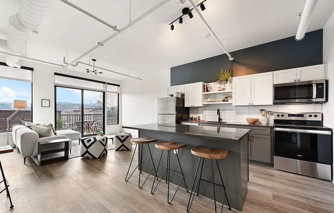 2 beds, 1 bath, 865 sqft, $2,350, Unit Unit 612