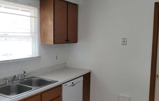 3 beds, 1 bath, $1,595