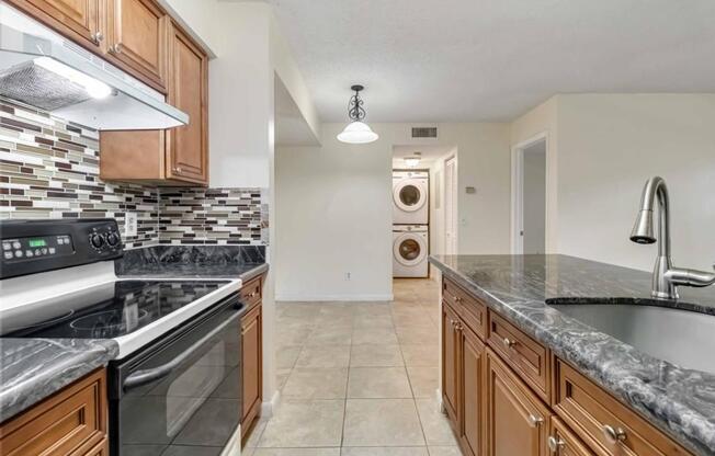 2 beds, 2 baths, 932 sqft, $2,100