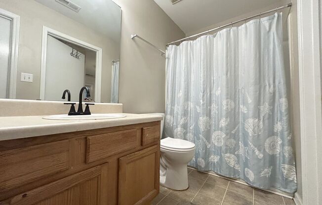 3 beds, 2 baths, $1,900, Unit Unit D