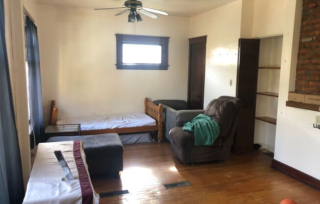 1 bed, 1 bath, 1,000 sqft, $825, Unit Up