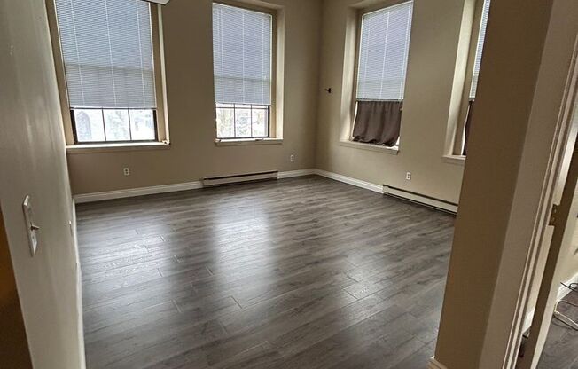 Cozy & Large 2 Bed 1.5 Bath in Lowell!