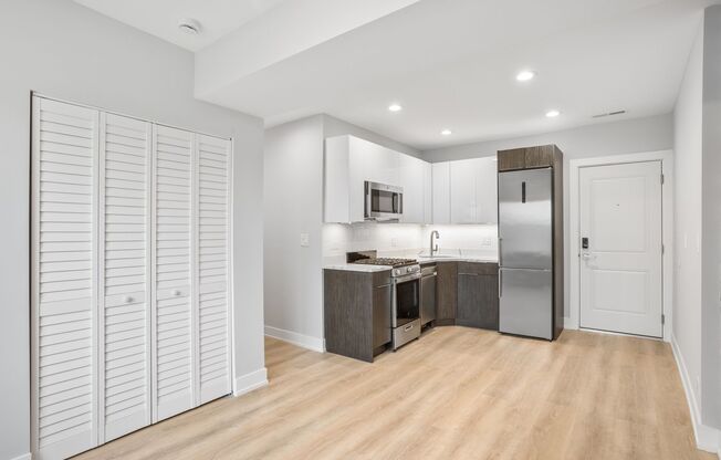 3 beds, 1 bath, 670 sqft, $1,995, Unit 1552.5-3H