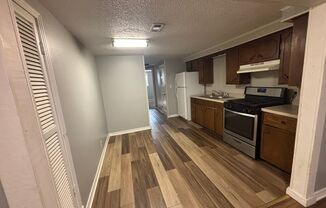 2 beds, 1 bath, $675, Unit 406 NE 7th St #1