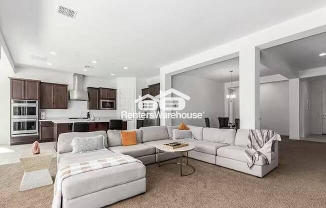 8615 W SOLANO DR