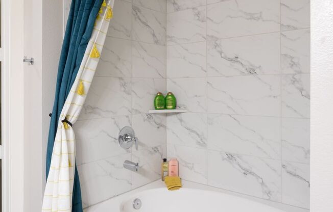 beautiful in apartment bath tubs