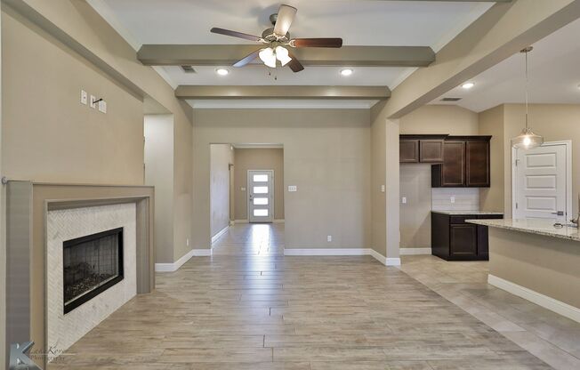 3/2/2 OPen floorplan! Executive Rental