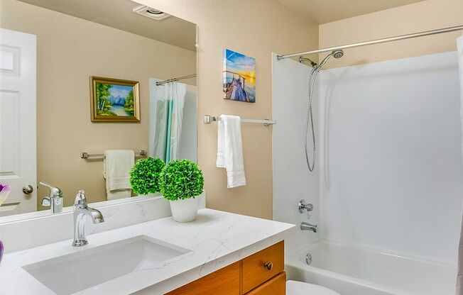 Beautiful Top Floor 2 Bed 2 Bath Condo in Factoria
