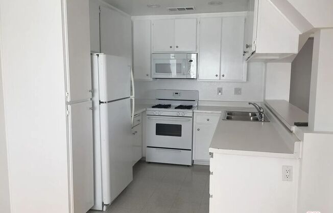 3 beds, 2 baths, 1,328 sqft, $4,700, Unit 2