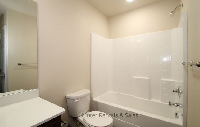 3 beds, 2 baths, $1,395, Unit Unit B