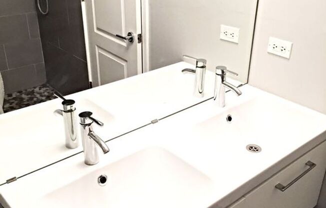 3 beds, 2 baths, 1,200 sqft, $4,095, Unit 911 - 2N