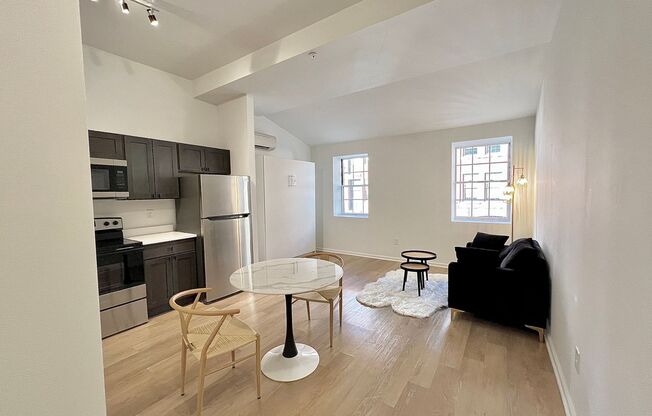 Studio, 1 bath, 400 sqft, $1,724, Unit 305