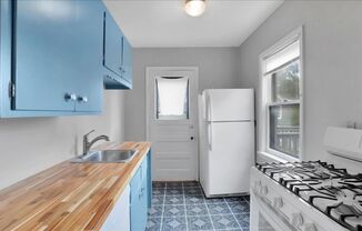 1 bed, 1 bath, 700 sqft, $1,000, Unit 4