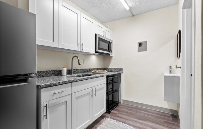 Studio, 1 bath, 300 sqft, $845, Unit 5-206