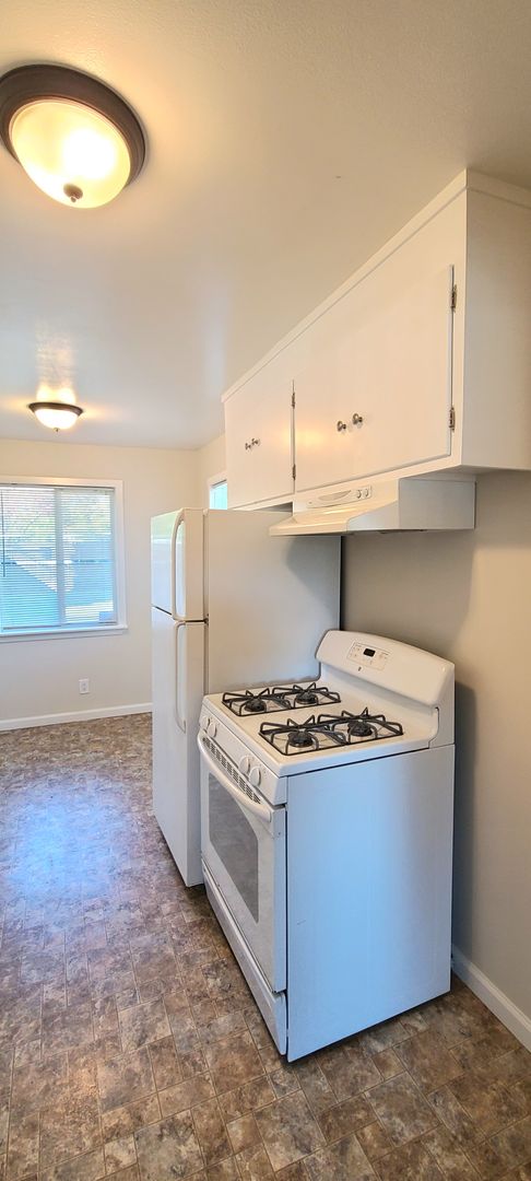 2 beds, 1 bath, $2,195