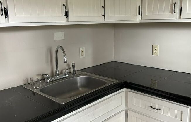 1 bed, 1 bath, 550 sqft, $1,100, Unit 7