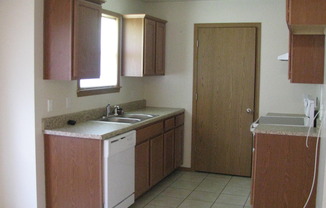 3 beds, 2 baths, $1,295