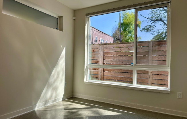 216 F 10 AVE E