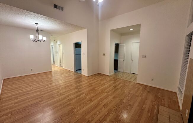 UT PRE LEASE: West Campus 2bd / 2ba Cathedral ceilings, Huge windows, Good Roommate floor-plan