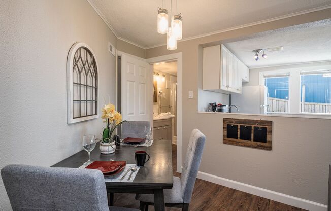 Ocean view 1 bedroom bottom floor unit close to Alki