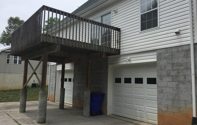 3 beds, 2 baths, $2,100