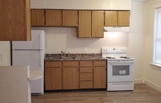 1 bed, 1 bath, $1,100, Unit C