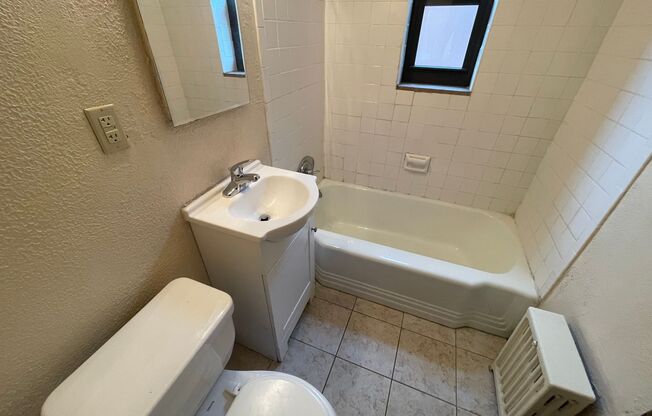 1 bed, 1 bath, 600 sqft, $1,139, Unit 5631 Rippey St. #B5