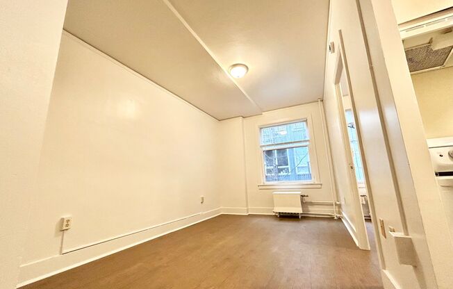 1 bed, 1 bath, 351 sqft, $1,350, Unit 405