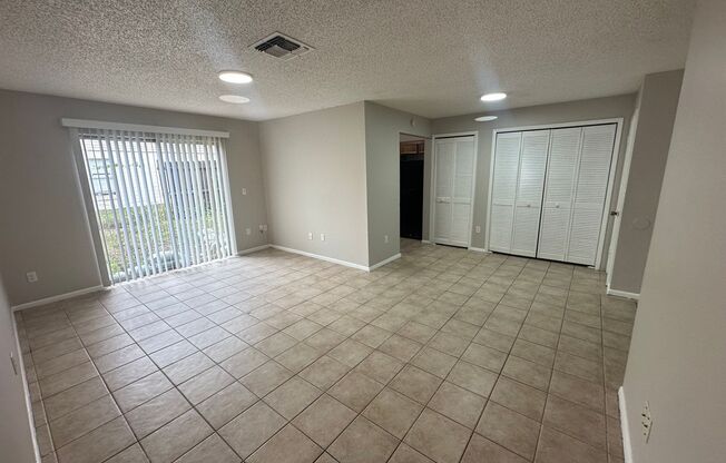 3 Bedroom, 2.5 Bathroom Triplex Near UCF!