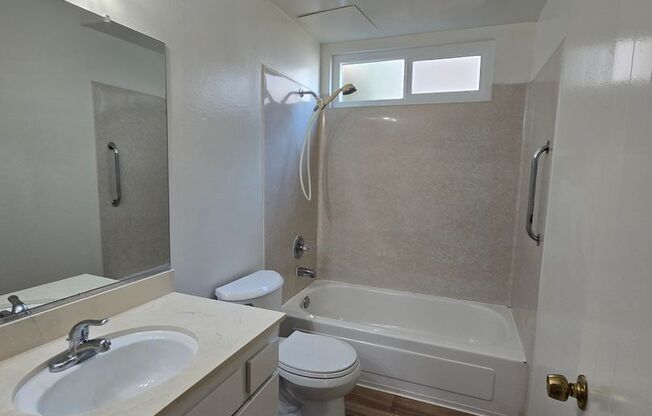 2 beds, 2 baths, $3,200, Unit 327 W. Kelly Ave B