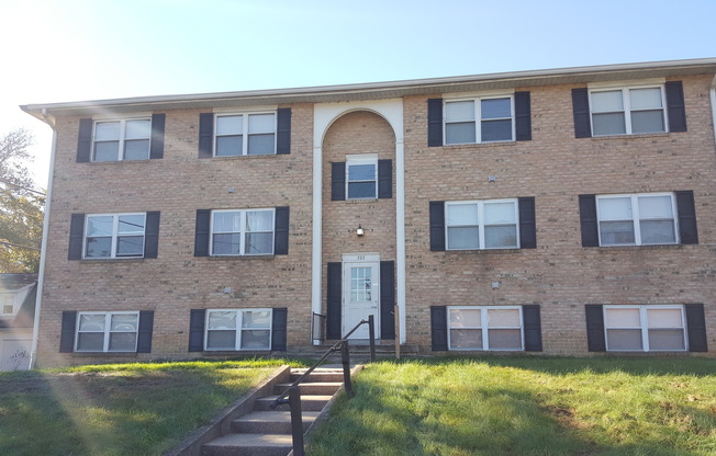 2 beds, 1 bath, $1,250, Unit APARTMENT E