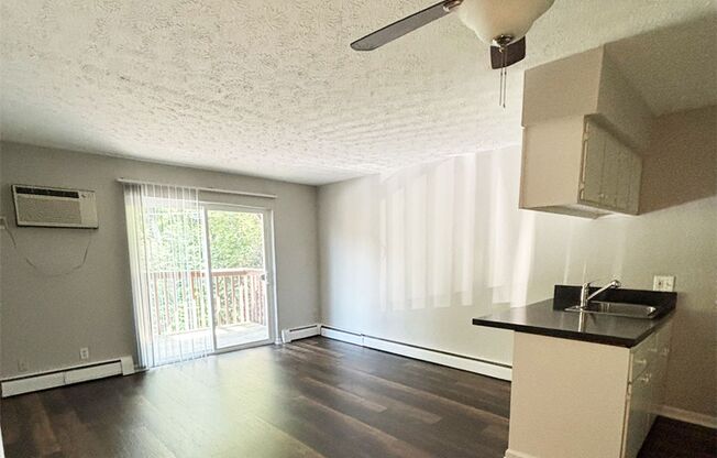 1 bed, 1 bath, 560 sqft, $825, Unit 611-11