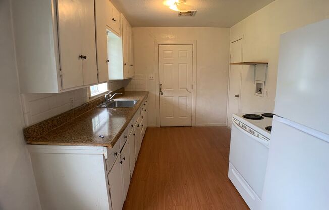 3 beds, 1 bath, $875