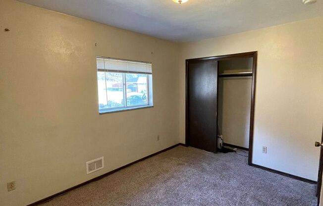 3 beds, 1 bath, $800, Unit Unit 2