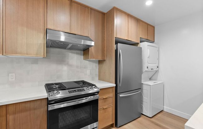 2 beds, 1 bath, 614 sqft, $2,395, Unit 532 1/2