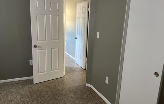 Move-In Ready 4 bedrooms 2 bathrooms property in Sarasota!