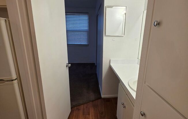 1 bed, 1 bath, 575 sqft, $949, Unit 43