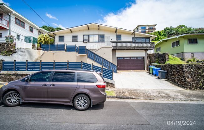 MOANALUA GARDENS 3BR/2BA/1 Assigned parking, plenty of street parking. Electricity and Water Included!