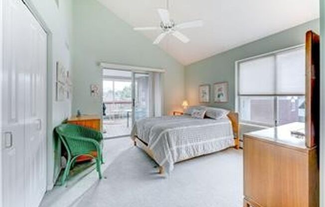 Edina Condo, Vaulted Ceilings, All New Carpet and Paint, In Unit Laundry, Garage Parking