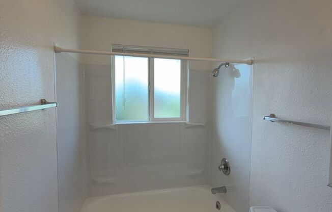 2 beds, 1 bath, 742 sqft, $1,575, Unit 3